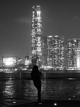中东局势骤变，迪拜神话破灭；香港迎来资金潮，稳定优势凸显。